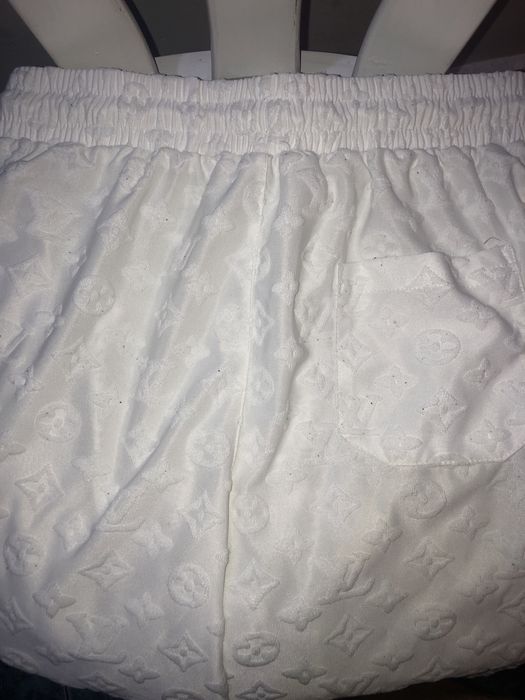 Vand pantaloni scurti LV