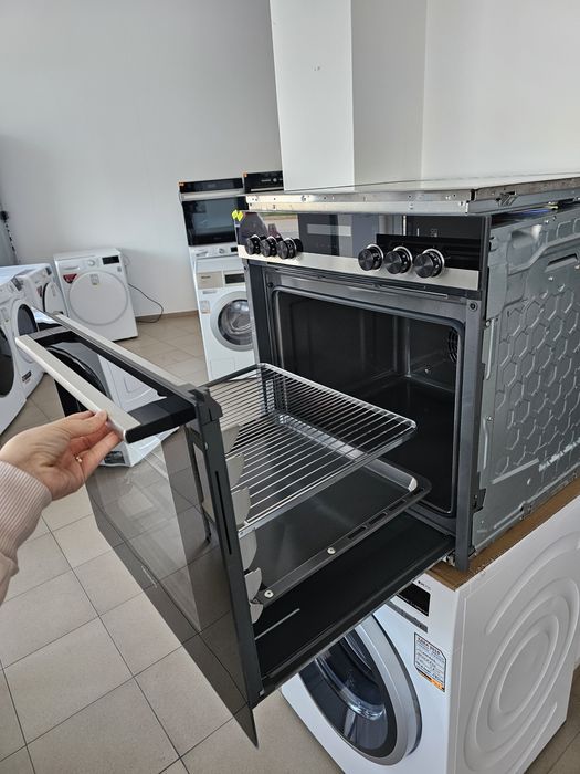 Фурна за вграждане с керамичен плот SIEMENS