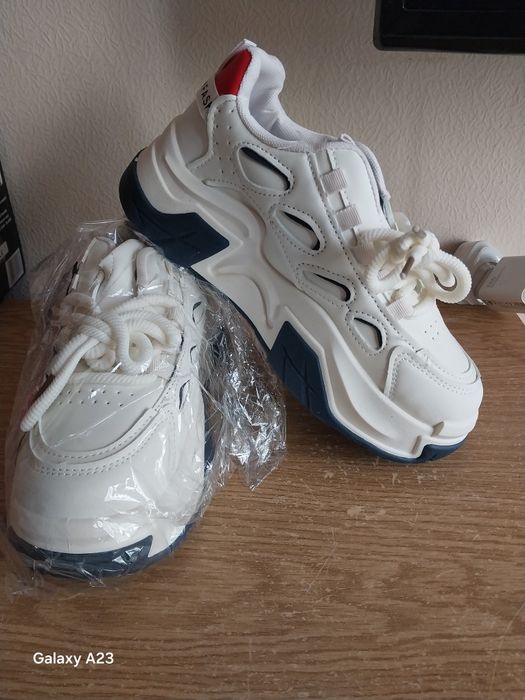 Женские  кроссовки  новые