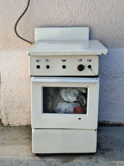 Стара газовая плита в рабочем сосотоянии