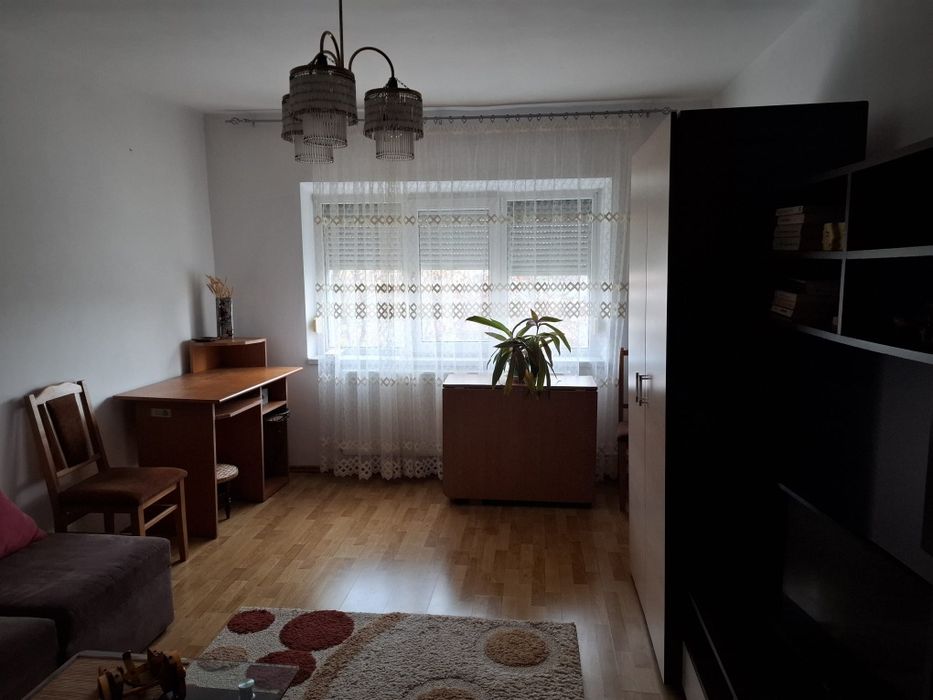 P.F Închiriez apartament Broșteni zona Banca Transilvania