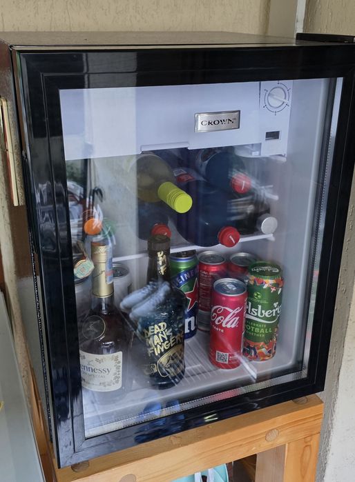 Vand vitrina frigorifica capacitate 68l, usa de sticla, H 59 cm, Nivel zgomot 41 dB, Clasa E, Negru