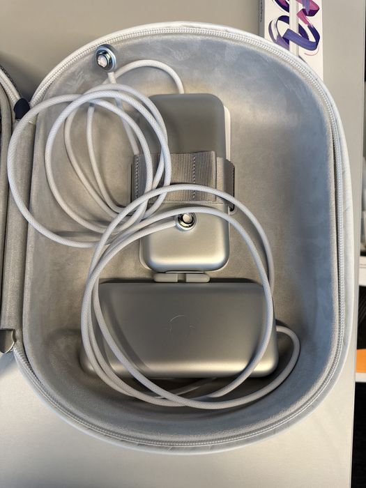 Apple Vision Pro 1TB – Пълен премиум комплект (2 батерии + Travel Case) – КАТО НОВ