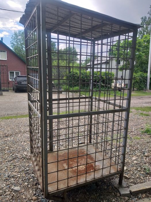 Металлическая клетка