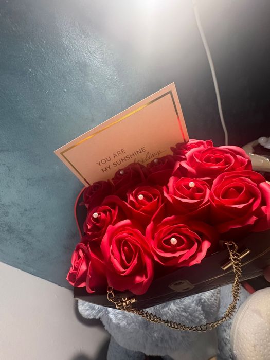 Geantă decorativă cu trandafiri roșii