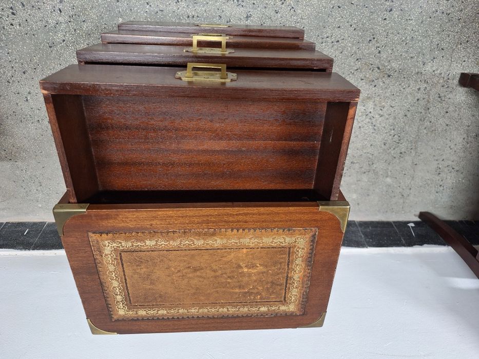 Античен скрин с месингов обков и естествена кожа
