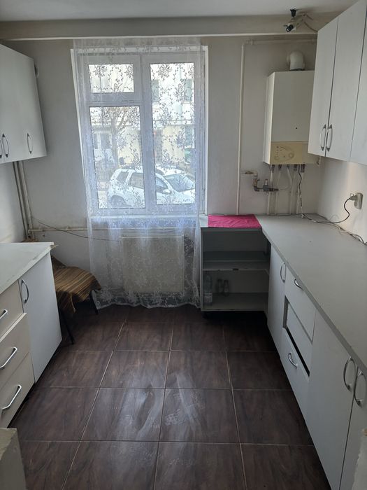 Inchiriez apartament