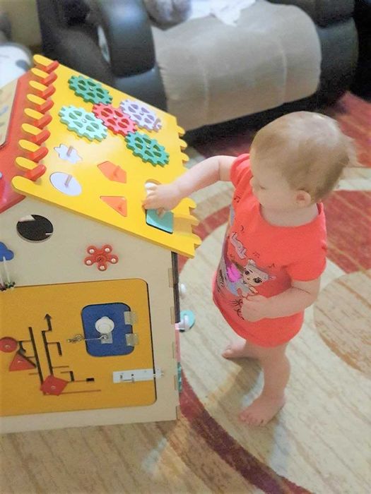 Бизидомик размером 51*51*67 см. Бизиборд. Развивает мелкую моторику.