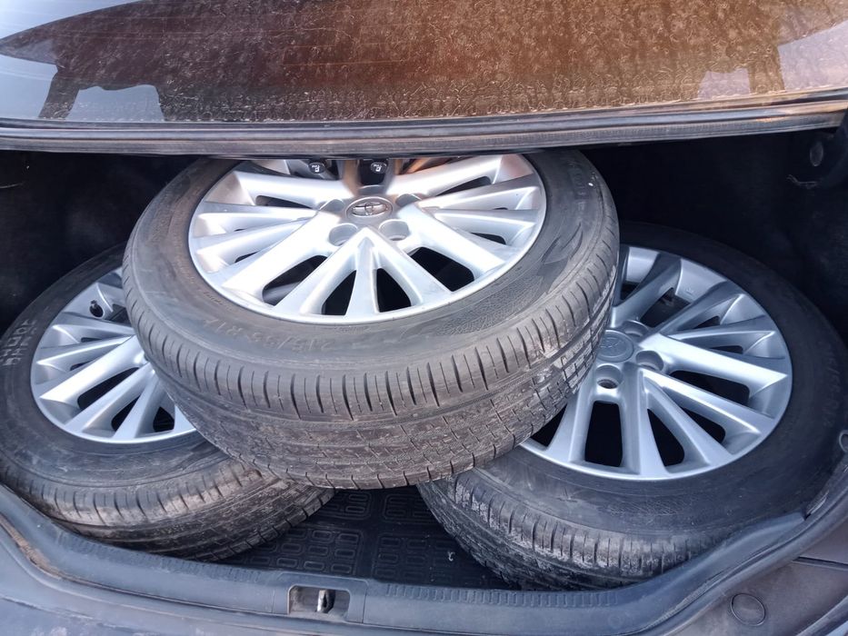 Продам оригинальные диски на камри с хорошей резиной Нокиан.