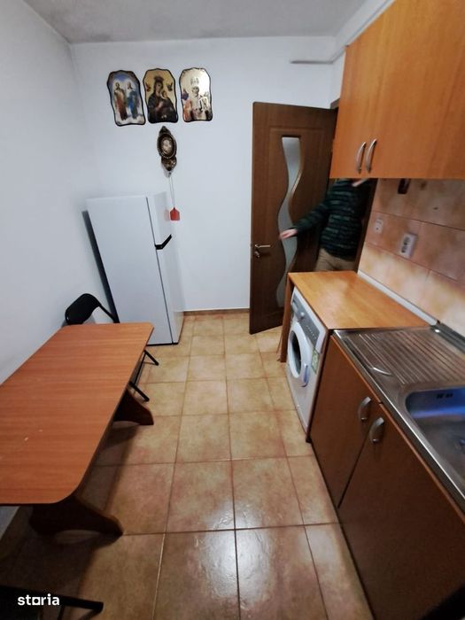 Garsoniera confort sporit, Ipotesti