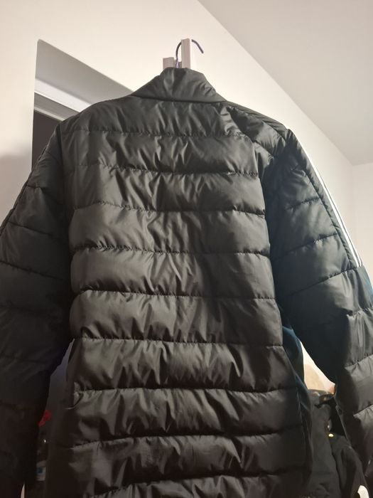 Vând 2 geci adidas una neagră și una albastră   preț pe bc