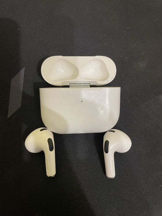 Fake Airpods 3 - леки драскотини
