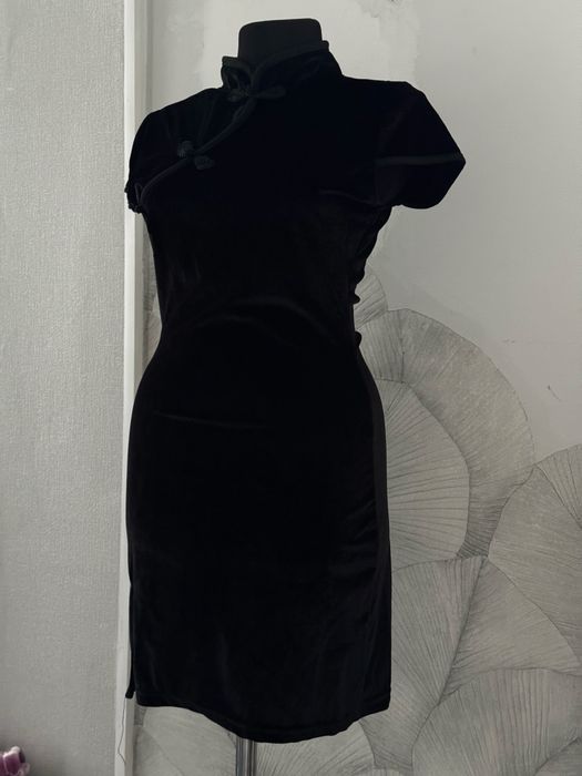 Стильное чёрное платье