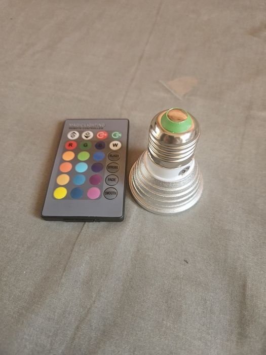 Bec led cu telecomanda
