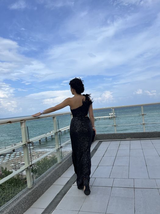 Официална/абитуриентска дълга черна рокля с пайети