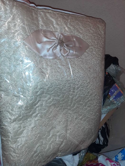 Луксозно покривало за спалня с дантели и панделки. Две калъфки