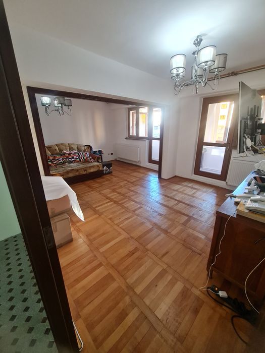 Vind 4camere etaj 1  strada anghel salygni