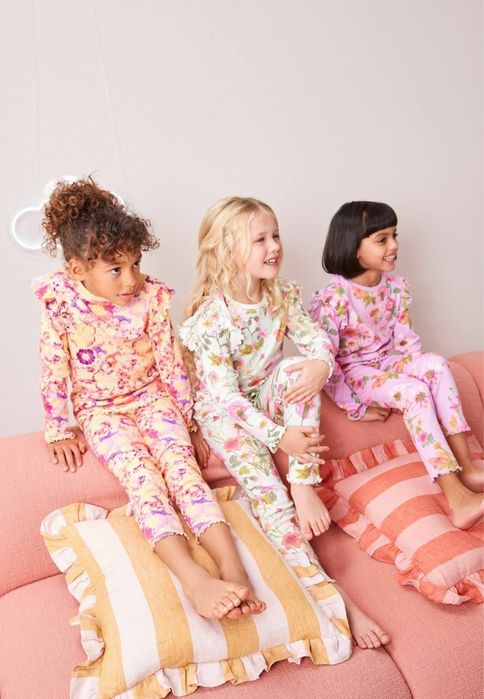 В наличии шикарнык пижамкм для девочки от бренда next