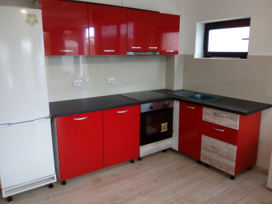 Mobilia la comanda din pal melaminat .