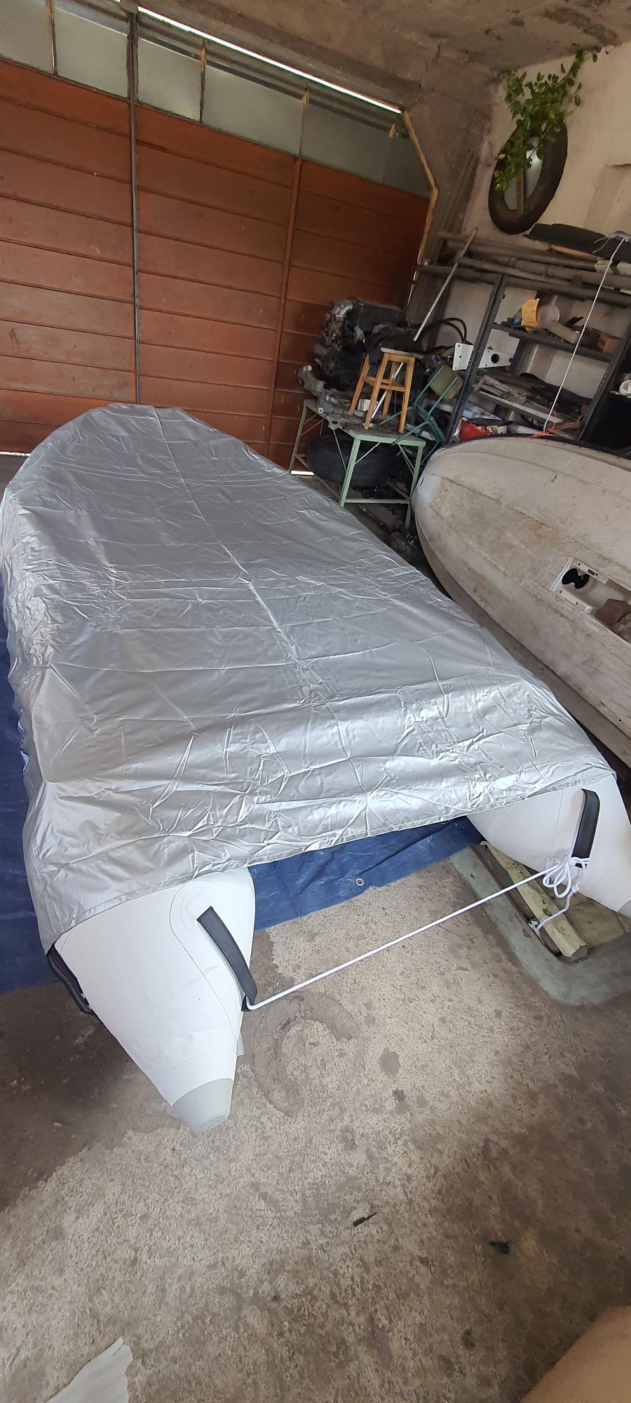 Надуваема лодка с твърдо алуминиево дъно 330см,с двигател хонда 6hp с ...