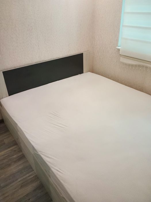 Спален с матрак и нощни скафсе