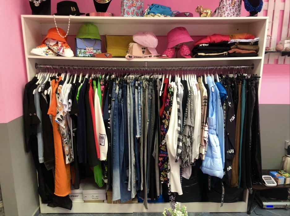 Търговско оборудване за бутик за дрехи