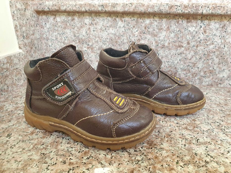 Детски затворени обувки