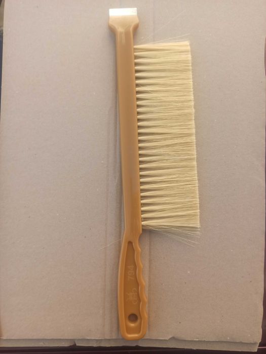 Пчеларска четка комбинирана с рамкоповдигач М2-пчеларски инвертар