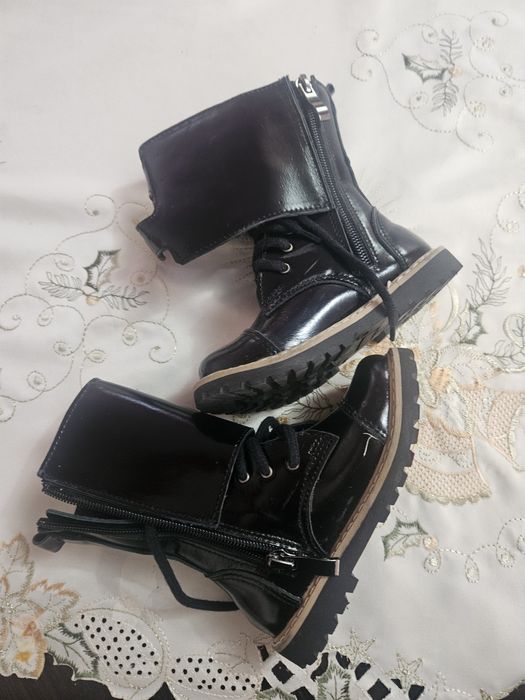 Cizmulite fetite nr 23 din piele lacuita