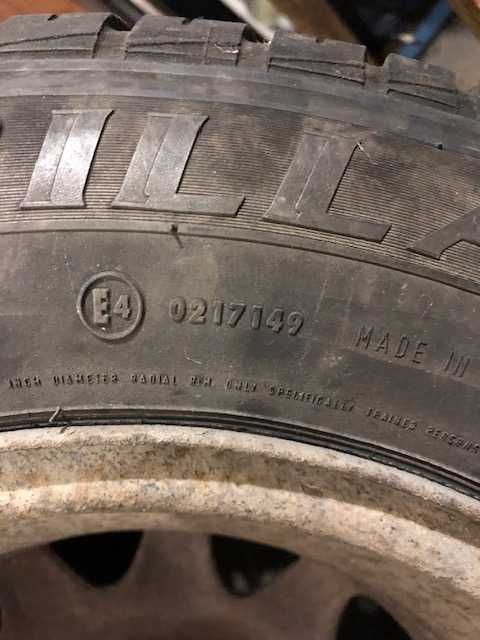 Евтини гуми с джанти 13 цола.  2 бр. от 2004 и 2 бр. от 2017 год.