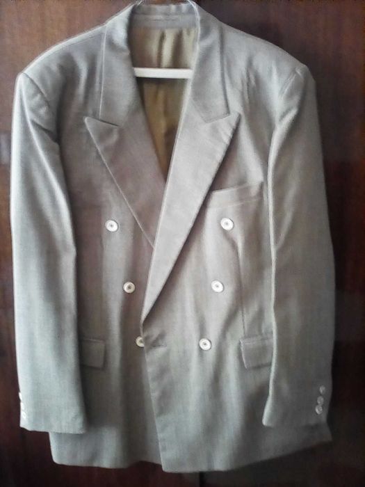 Бежев  костюм от по-тънък плат