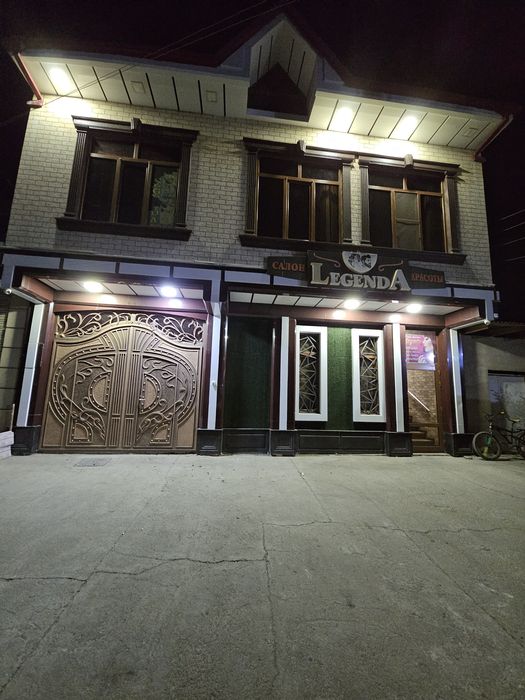 2-qavatli kotej pasti yashash,tepasida ofis va salonlar arenda beradi