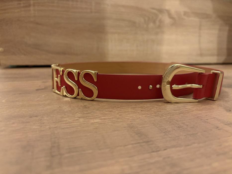 Колан Guess - червен със златни букви