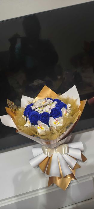 Trandafiri din săpun și orhidee.