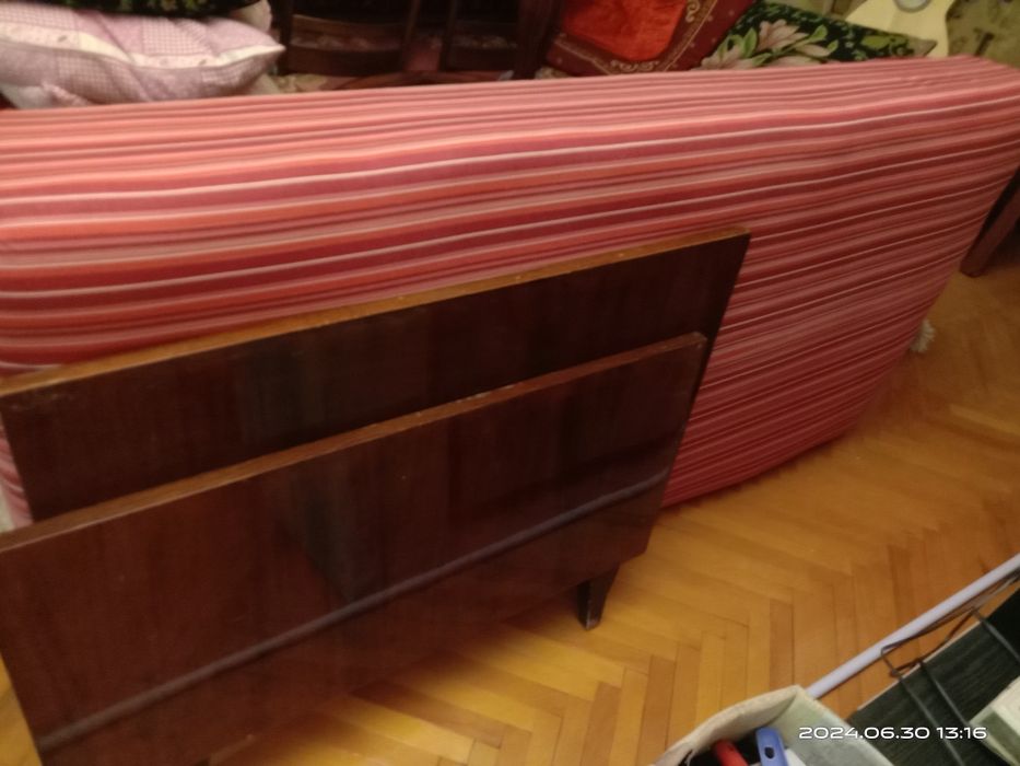 Деревянная кровать