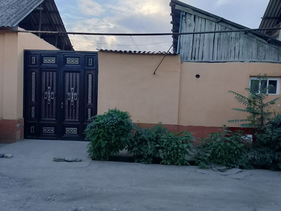 Shahrixonda hovlilik uy srochna sotiladi