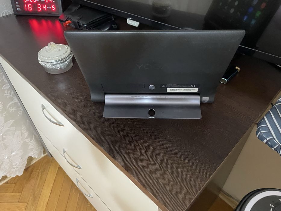 Продавам таблет LENOVO YOGA 10’