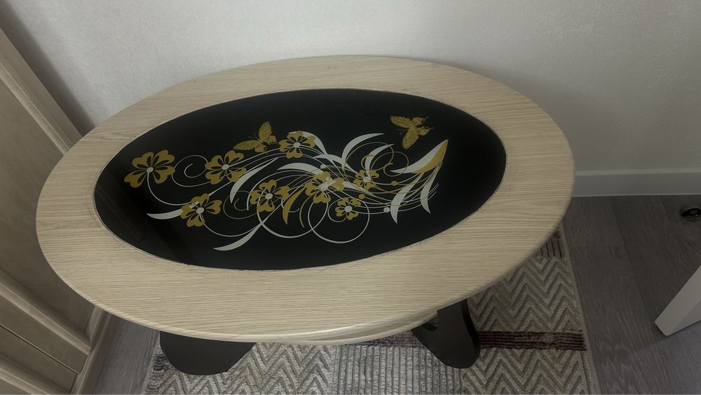 Журнальный столик красивый