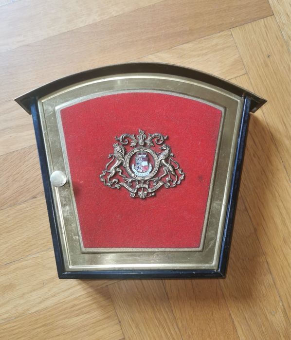 Винтидж кутия за ключове с цветен фамилен герб бронз и червен плюш !