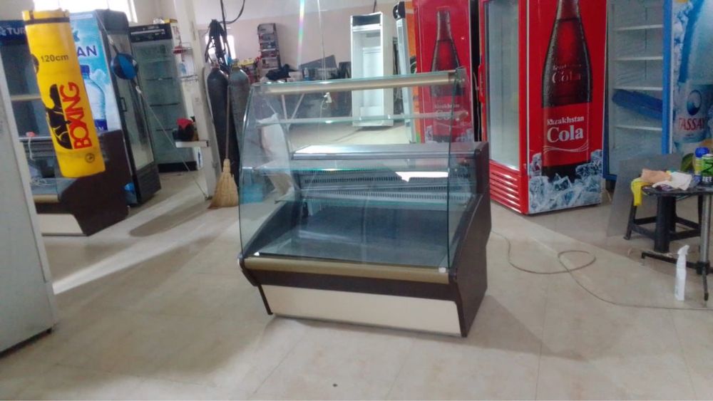 Витринный кондитерский холодильник