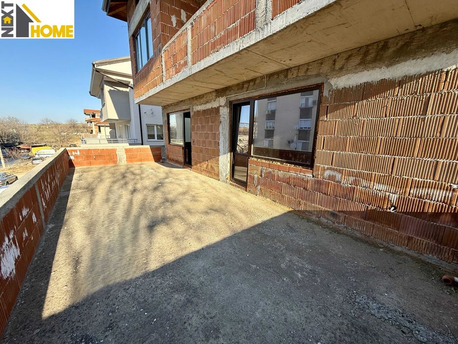 Самостоятелна триетажна къща с гаражи и дворно място