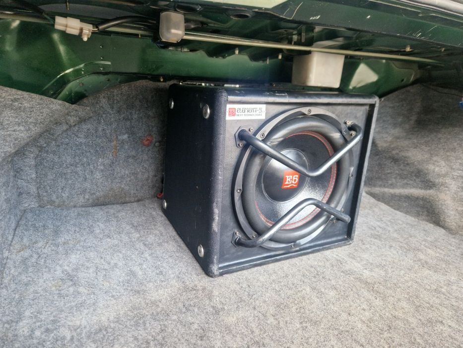 Продам Сафвуфер с усилителем Element E5