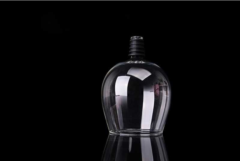 Стъклена чаша за пиене директно от бутилката с вино