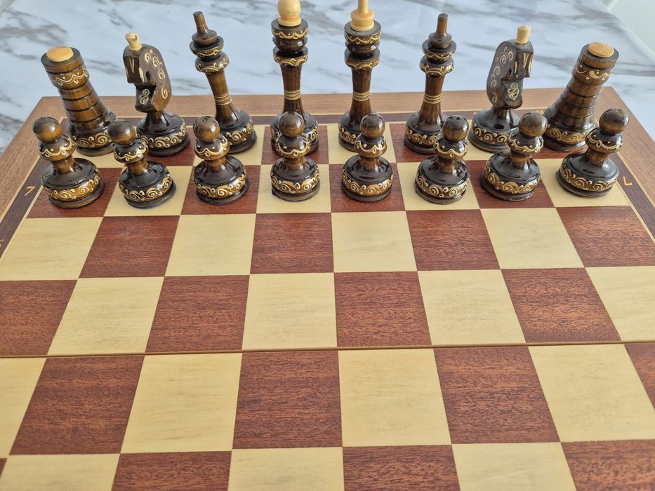 Шахматы и нарды, два в одном.