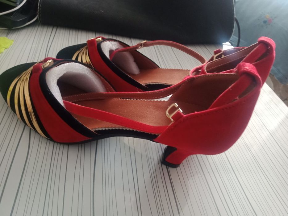 Туфли, красные каблуки