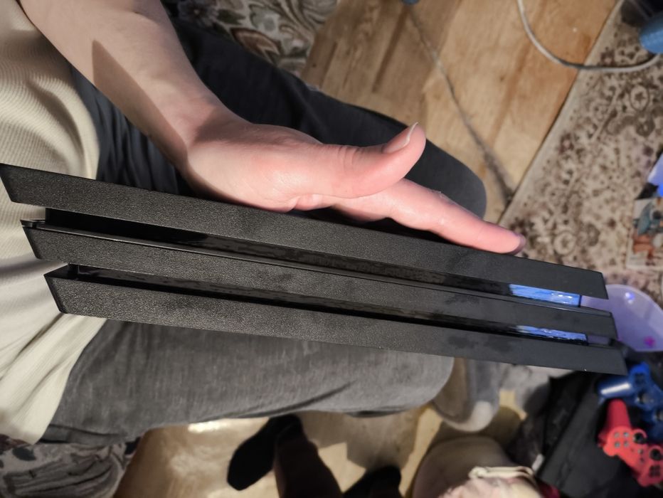 Продам ps4 pro 1 tb.