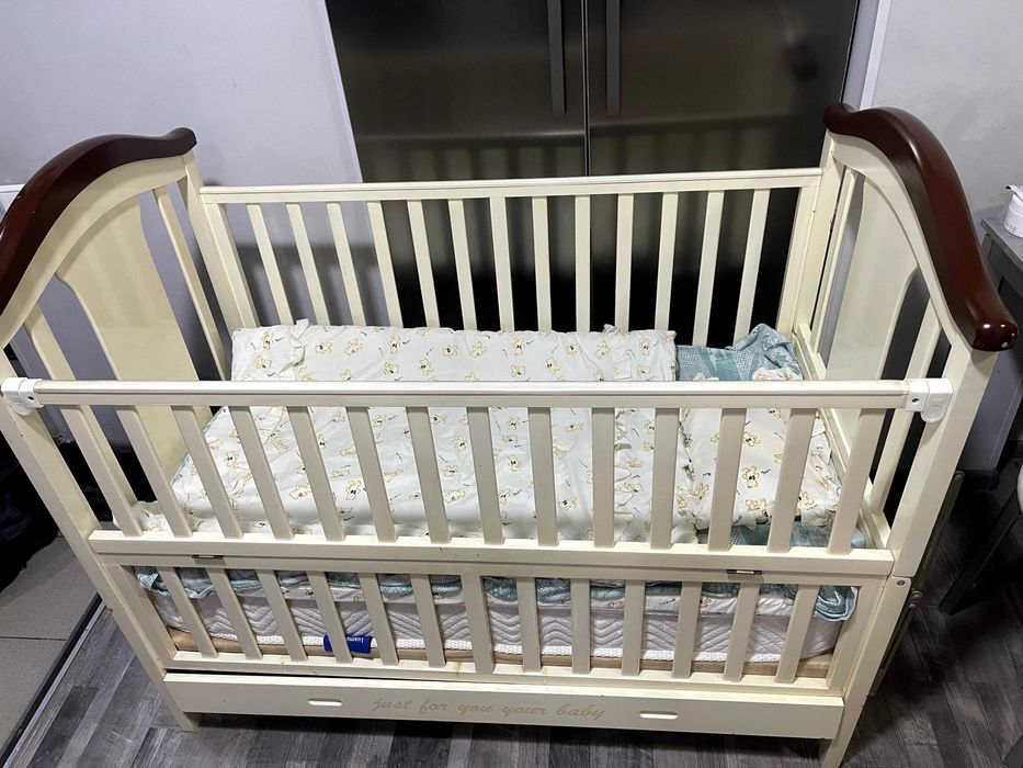 Детская кроватка с матрасом и постельным бельем