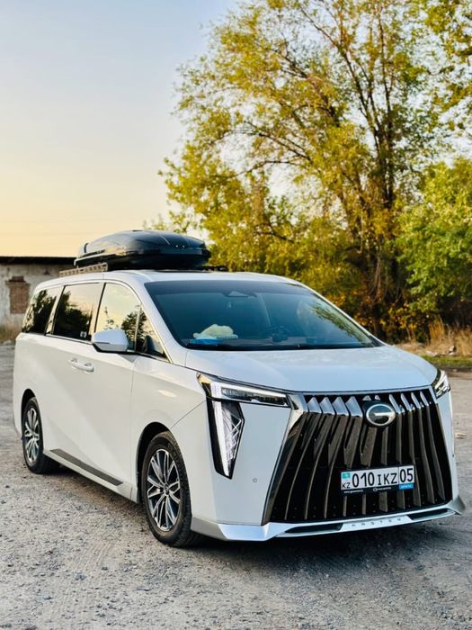 租賃小型貨車和小巴阿拉木圖24/7城際計程車