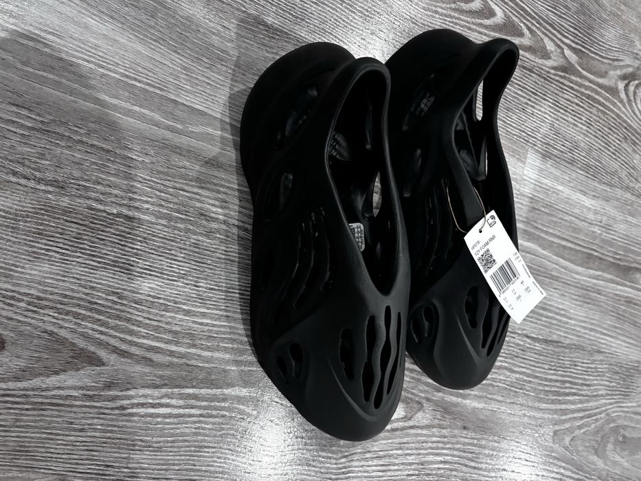 yzy foam rnr noi cu eticheta