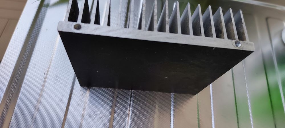 Radiator din aluminiu pentru răcirea componentelor electronice 
Dimensiunile radiatorului sunt 16 cm X 13 cm x 4,5 cm, se poate livra cu Fan Curier .